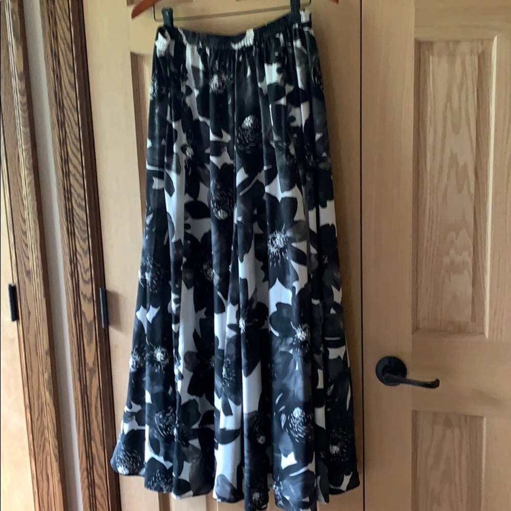 Gorgeous! Roz&Ali long dressy skirt